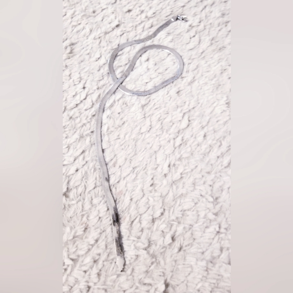 - New 18k white gold Herringbone chain
